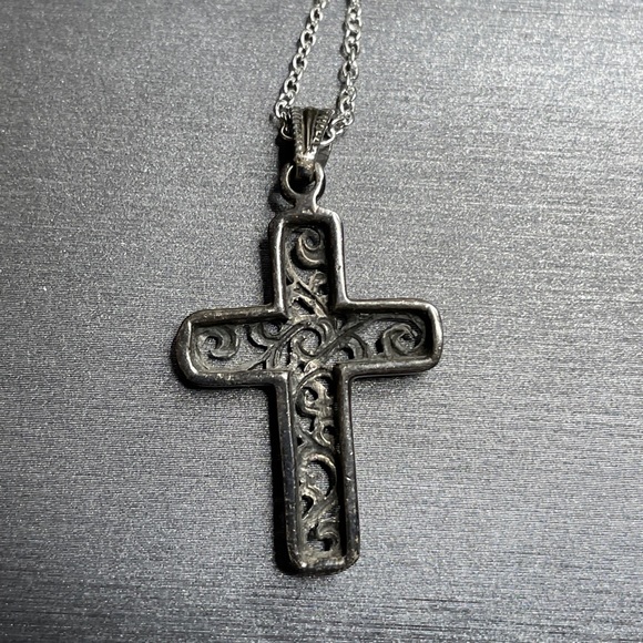 Vintage large sterling silver scroll work cross pendant. - Picture 8 of 11